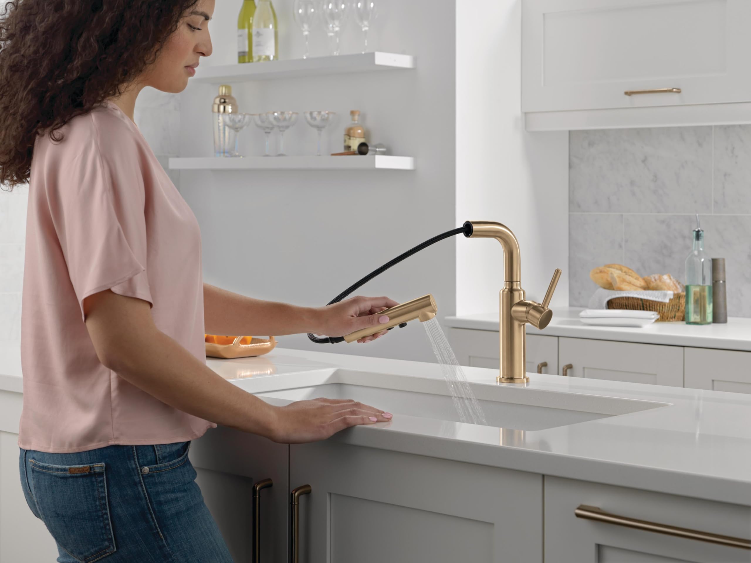 Delta Daneri Daneri Single Handle Pull-Out Kitchen Faucet in Champagne Bronze - 16879-CZ-DST