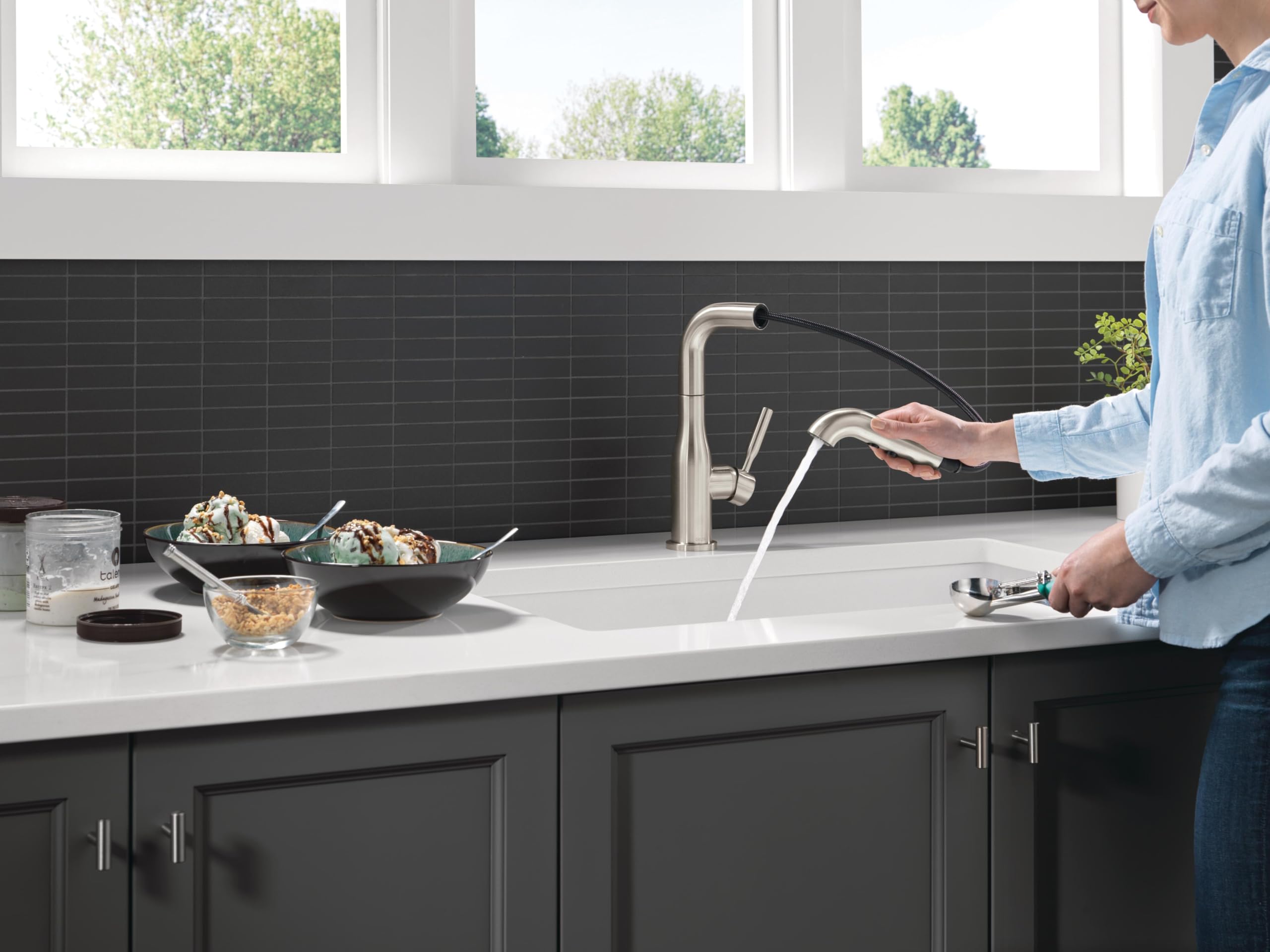 Delta Almari Almari Single Handle Pull-Out Kitchen Faucet in Stainless - 16943-SS-DST