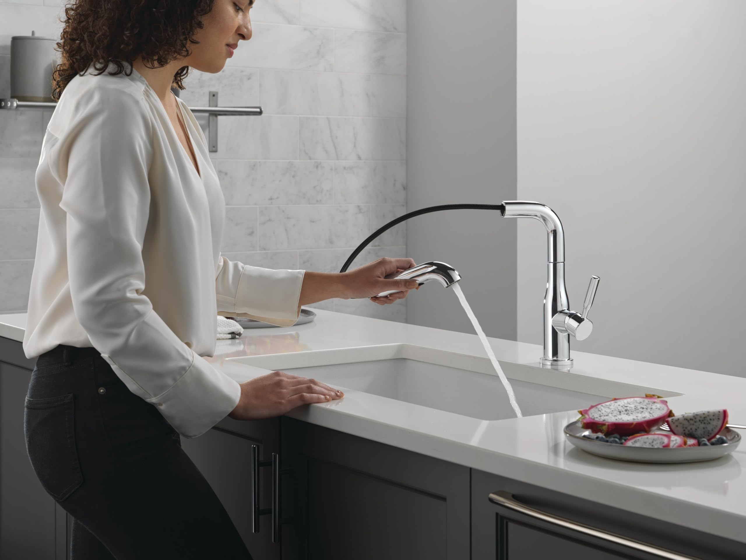 Delta Almari Almari Single Handle Pull-Out Kitchen Faucet in Chrome - 16943-DST