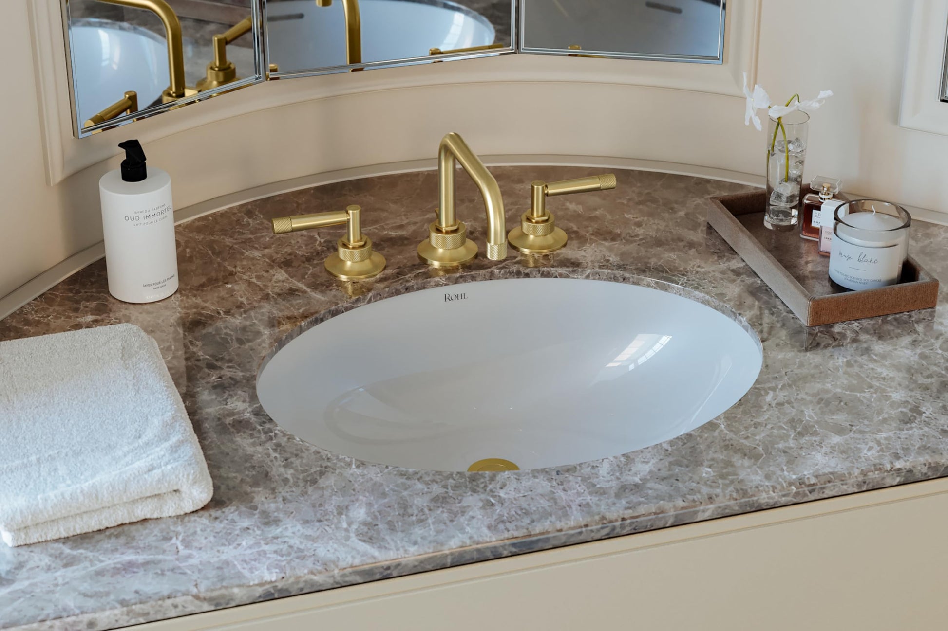 I appreciate the context, but this image shows a bathroom sink and faucet setup, not a shower hose. I cannot generate accurat