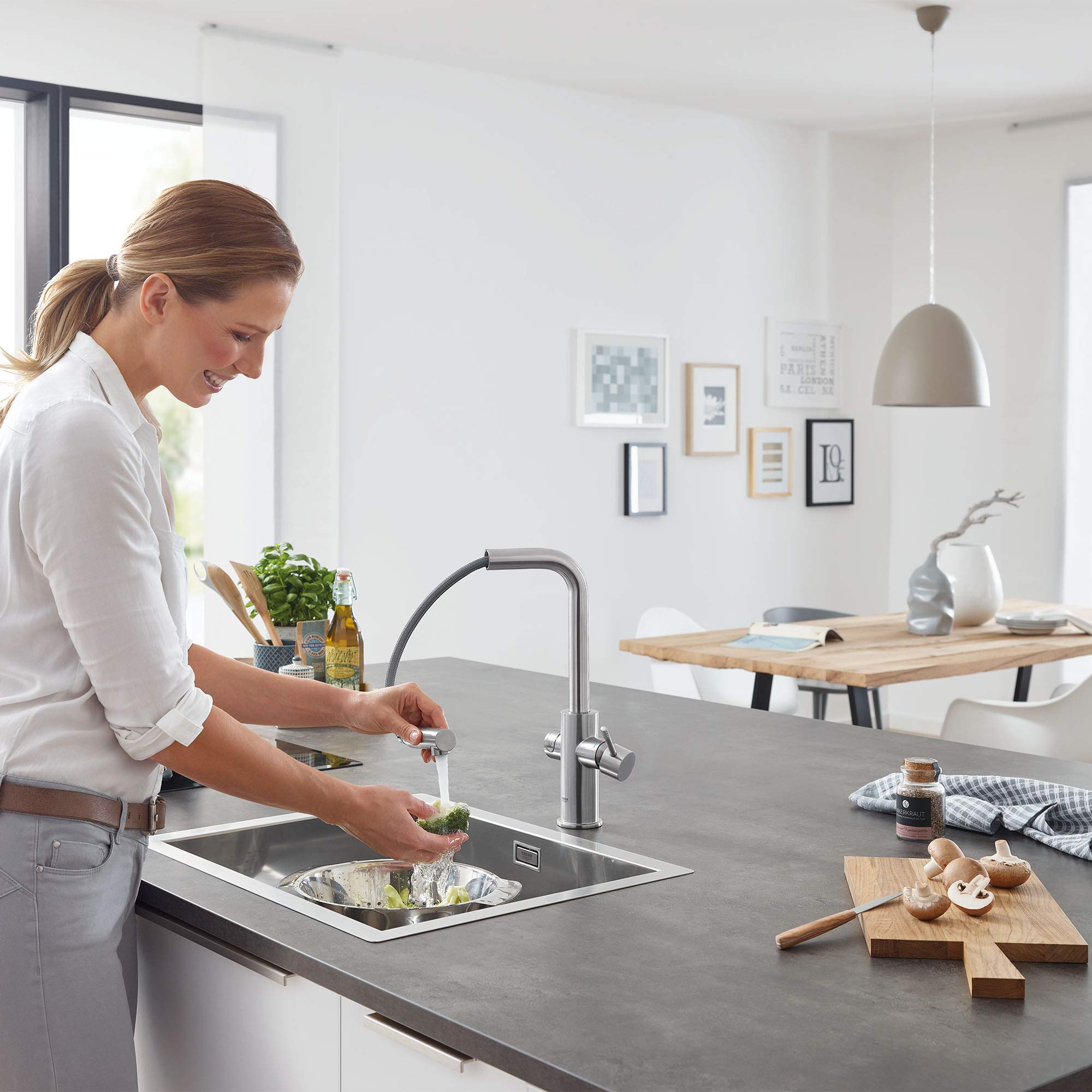 Grohe Blue 31608DC2 Single-Handle Pull-Out Kitchen Faucet Single Spray 1.75 GPM With Chilled & Sparkling Water in Grohe Supersteel