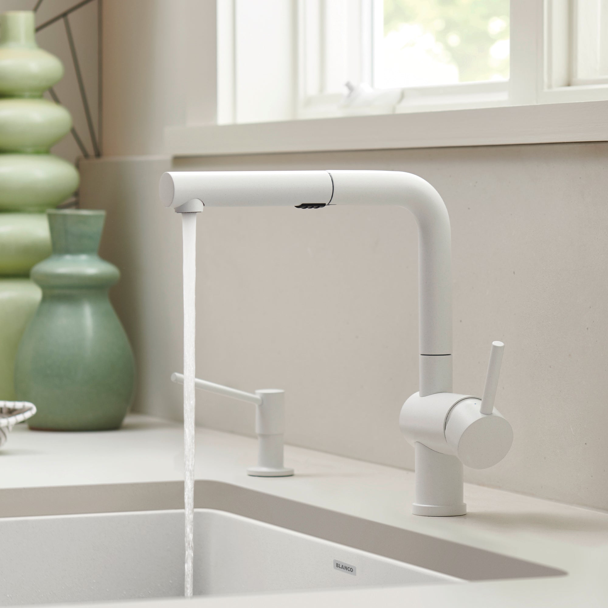 Blanco 526373: Linus Collection Pull-Out 8.69" Kitchen Faucet 1.5 GPM - White