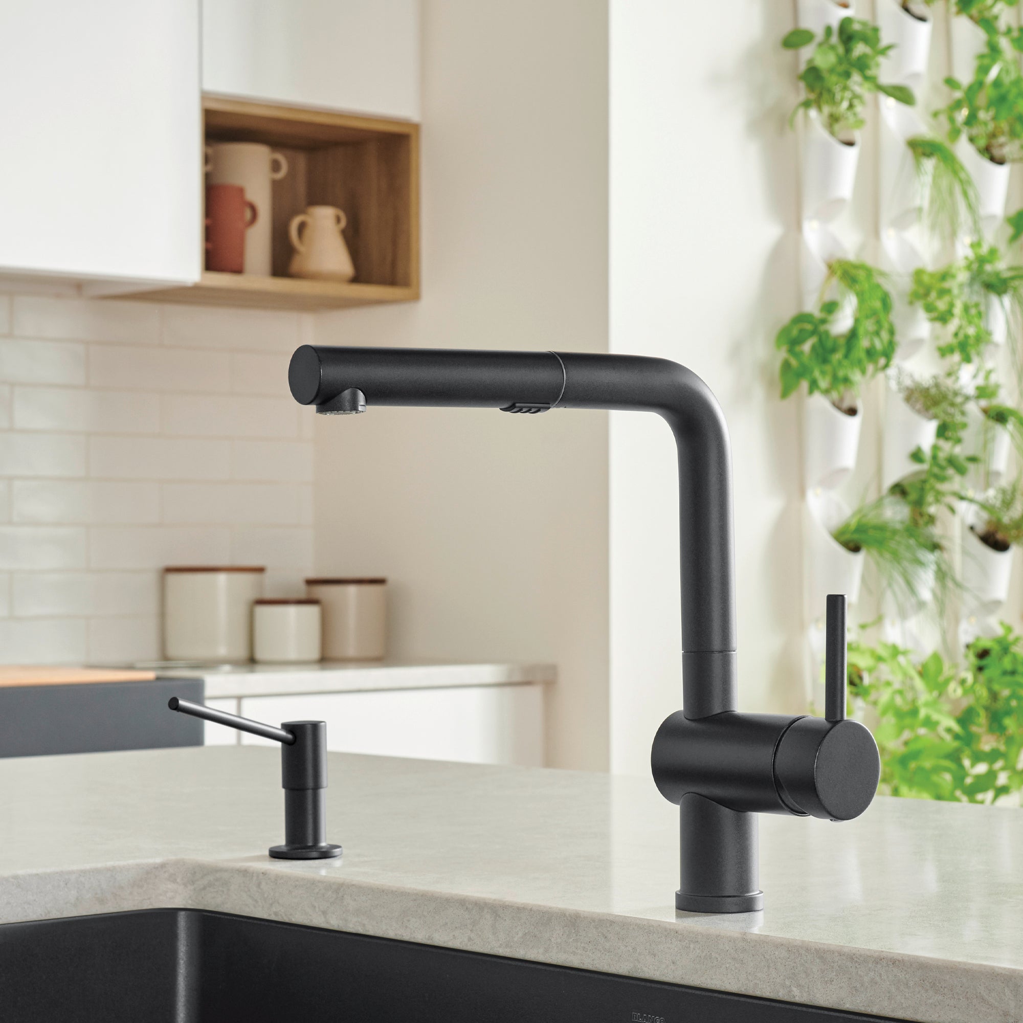 Blanco 526374: Linus Collection Pull-Out 8.69" Kitchen Faucet 1.5 GPM - Coal Black