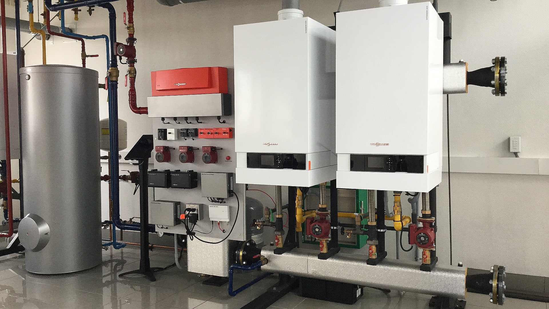 Viessmann Vitodens 200-W 352,000 BTU Gas Fired Condensing Boiler less Manifold - B2HAH65