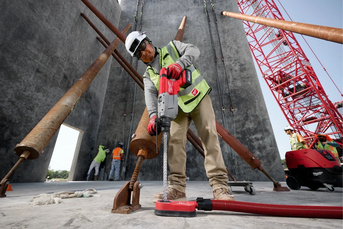 M18 FUEL™ 1-1/4” SDS Plus D-Handle Rotary Hammer Kit w/ ONE-KEY™ A worker on the jobsite using the M18 FUEL™ 1-1/4” SDS Plus D-Handle Rotary Hammer Kit w/ ONE-KEY™ on the ground